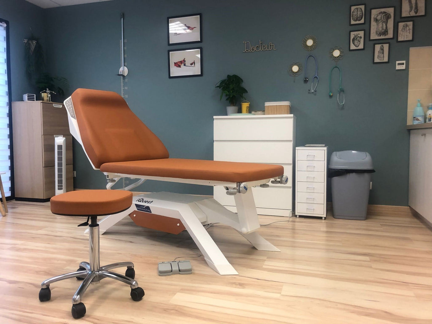 cabinet medical équipé d'un divan iQuest de Promotal