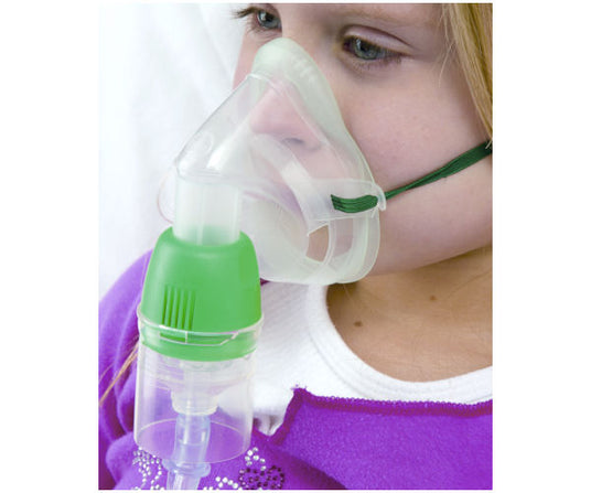 enfant qui porte un kit nébu 