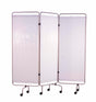 Paravents inox avec rideaux blancs tendus